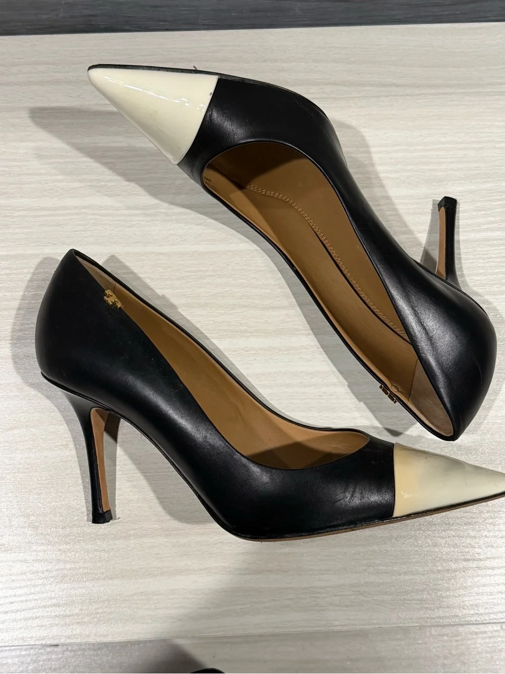 Tory Burch Black and Cream Pointed Toe Leather Pumps - Picture 7 of 8